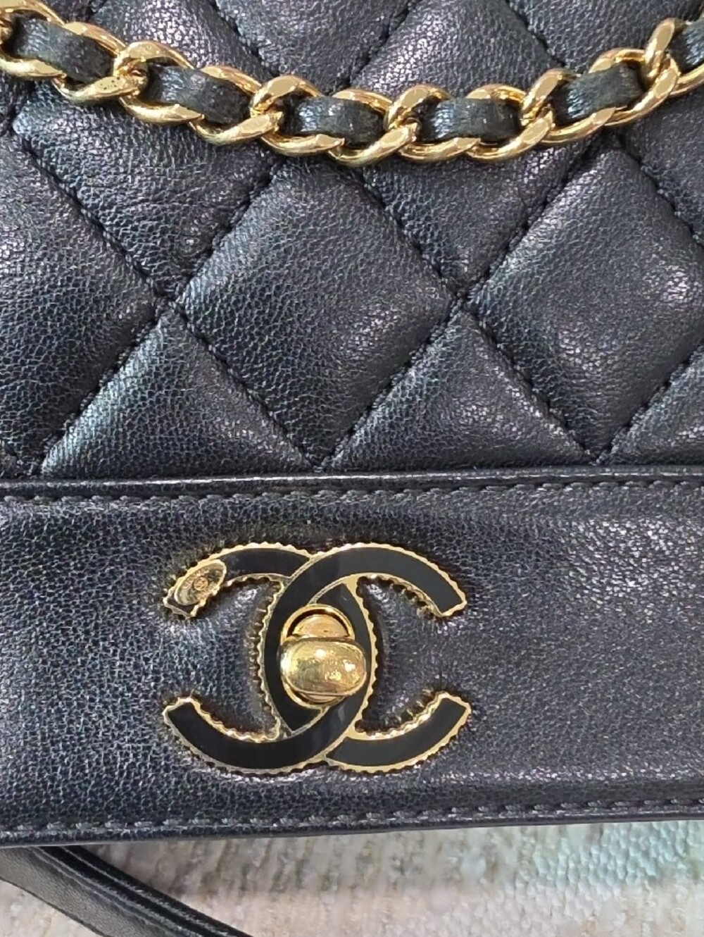 CHANEL Black Quilted Leather Shoulder Bag with Gold Chain - Picture 3 of 16
